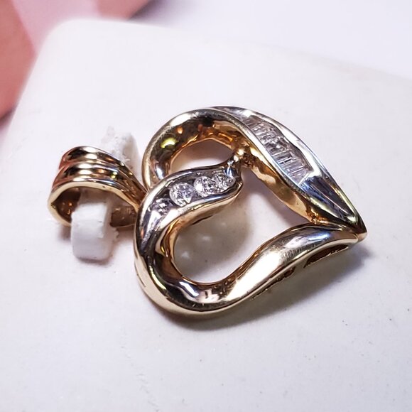 Estate .22ctw Natural Rd & Baquette Diamond 10Kt Y/Gold Open Heart Pendant#20712